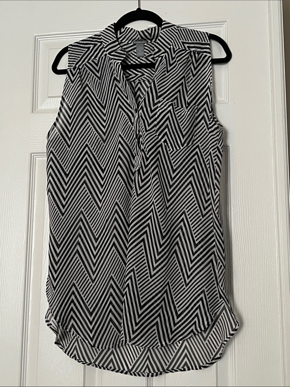 Sleeveless Black & White Chevron Shell Top